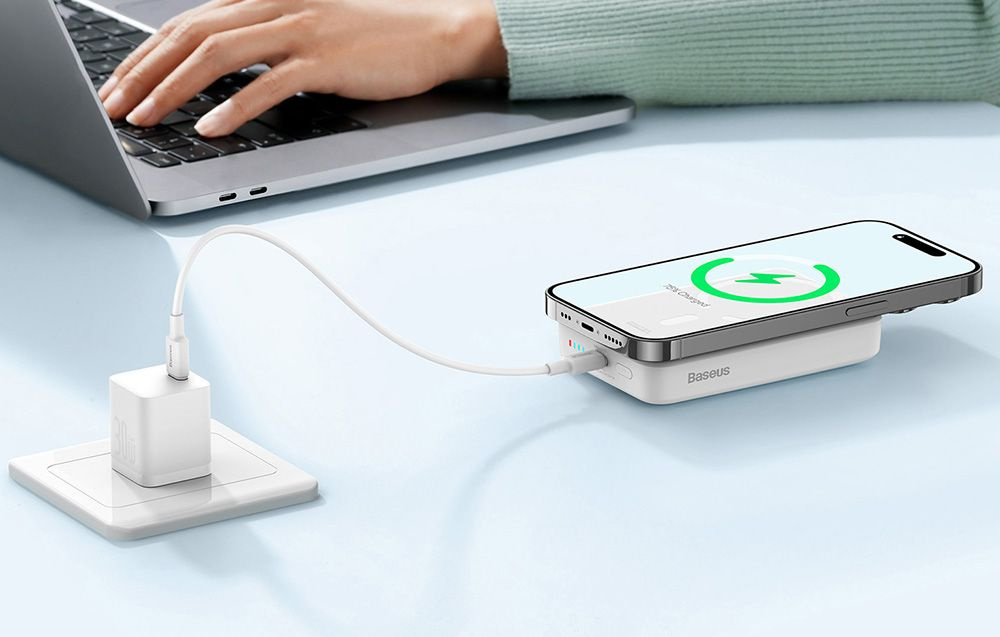 Baseus Magnetic Mini прикрепленный к iPhone с включенным дисплеем заряда
