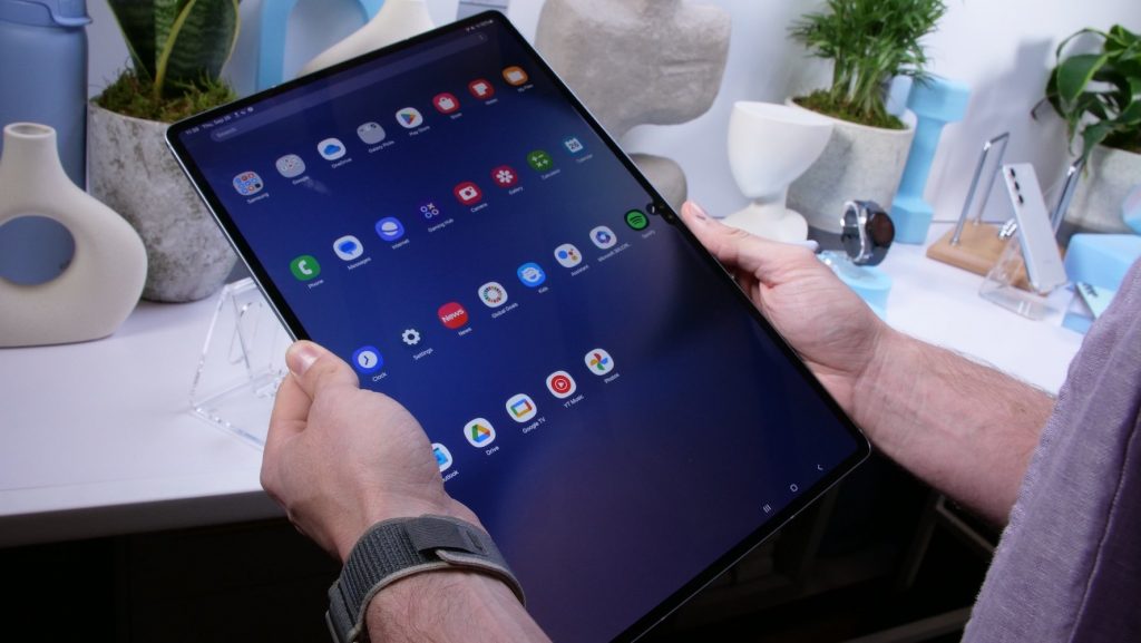 Samsung Galaxy Tab S10 Ultra в руках, показать масштаб экрана